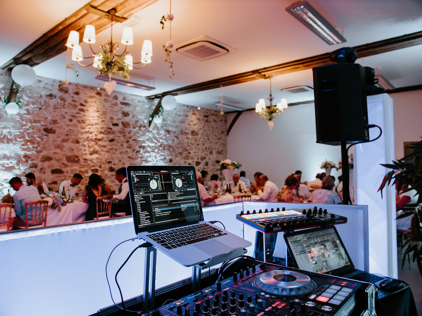 Profesjonalny sprzęt DJ-ski przygotowany na prywatną imprezę.